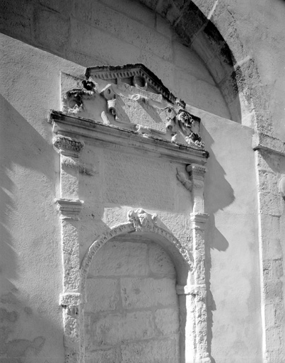 Eglise, élévation sud, porte réemployée.