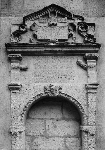 Eglise, élévation sud, porte réemployée.