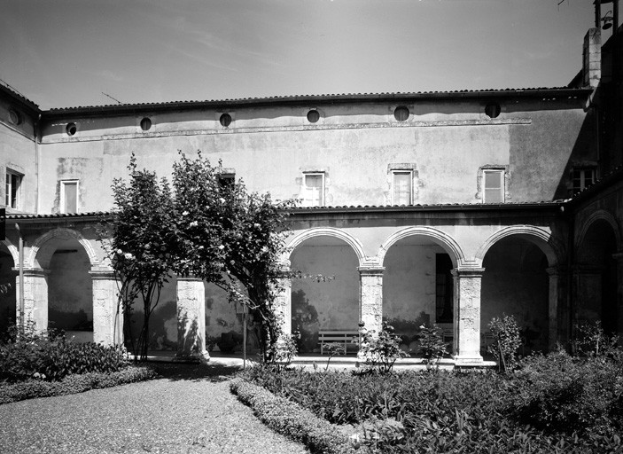 Cloître, galerie est, extérieur.