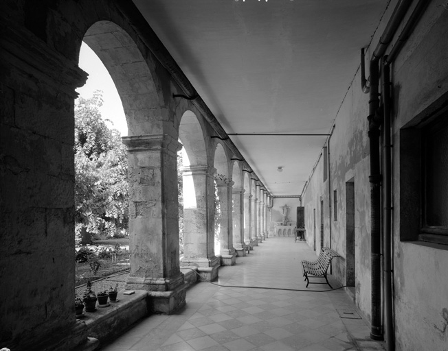 Cloître, galerie nord, intérieur.