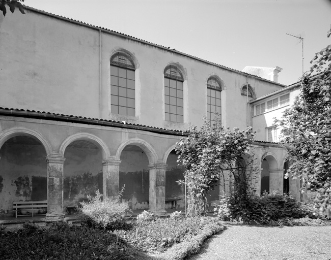 Cloître, galerie sud, extérieur.