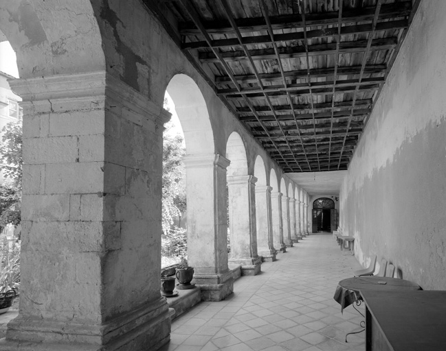 Cloître, galerie sud, intérieur.