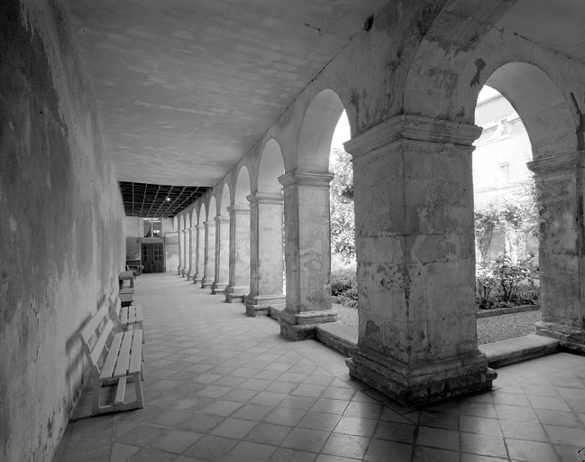 Cloître, galerie sud, intérieur.