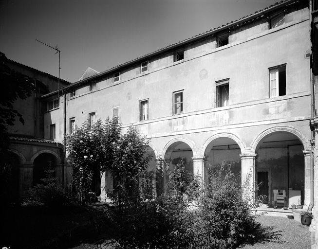 Cloître, galerie ouest, extérieur.