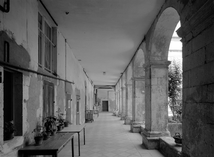 Cloître, galerie ouest, intérieur.