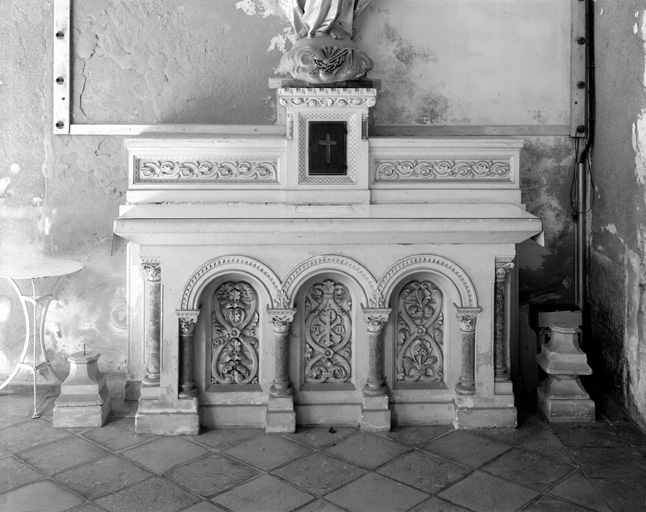 Autel de la chapelle, déplacé sous le cloître.