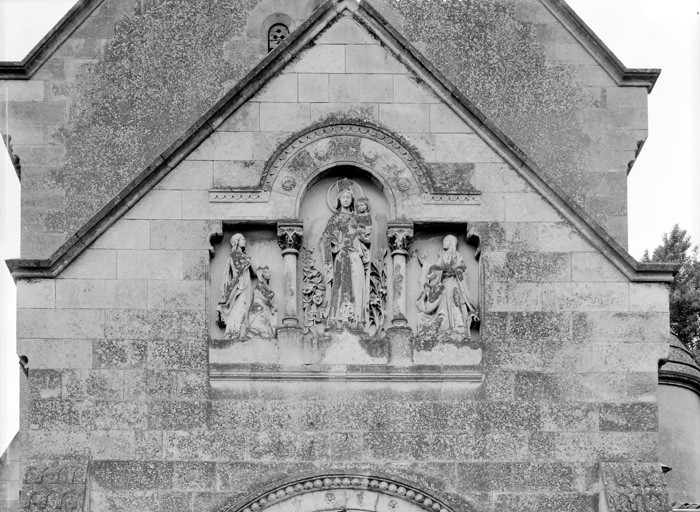 Chapelle, (le vocable?), façade, groupe sculpté.