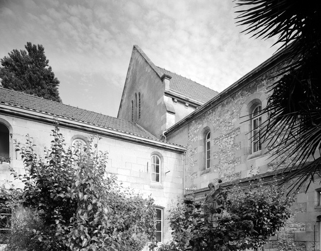 Chapelle, (le vocable?), pignon nord et bâtiments conventuels.