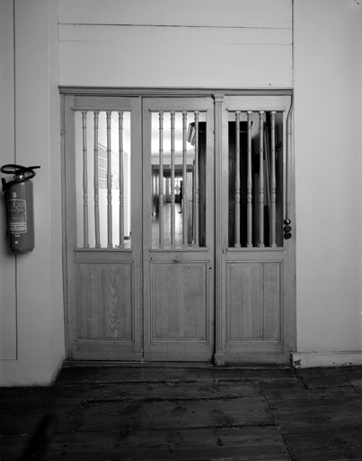 Porte du couloir desservant les cellules du premier étage.