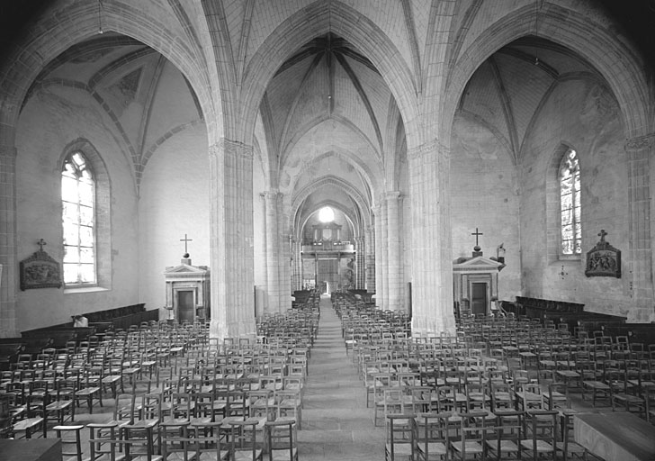 Intérieur vu du choeur vers l'entrée.