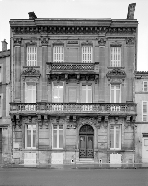 Façade sur rue Victor Hugo.