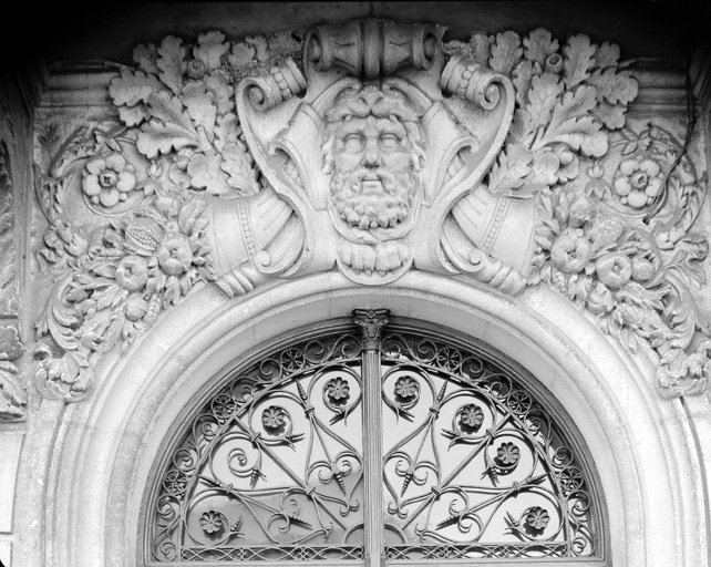 Sculpture au dessus de la porte d'entrée.