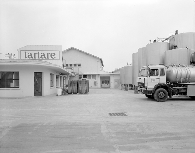 L'usine vue de la cour.
