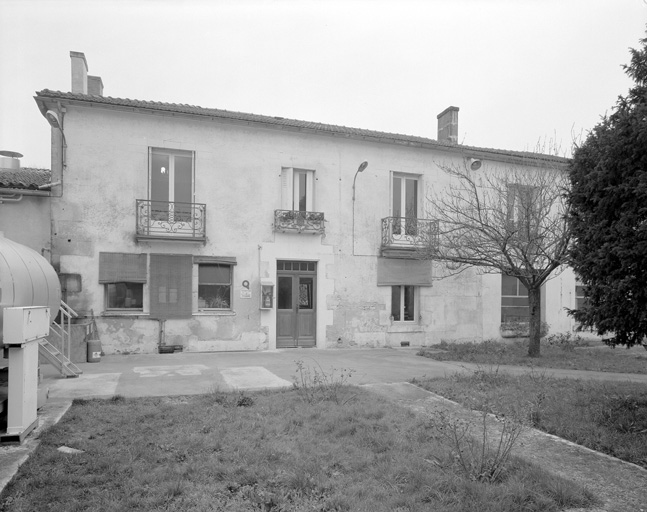 Les bureaux, façade sur jardin.