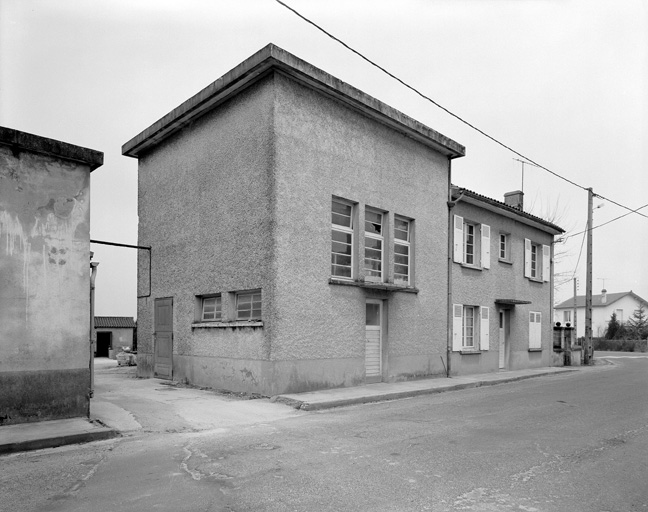 Atelier de réparation, façade sur rue.