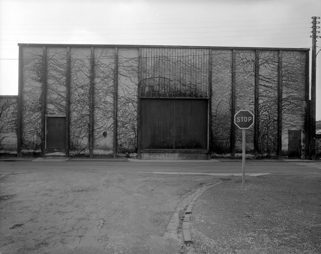 Façade sur rue d'un chai moderne.