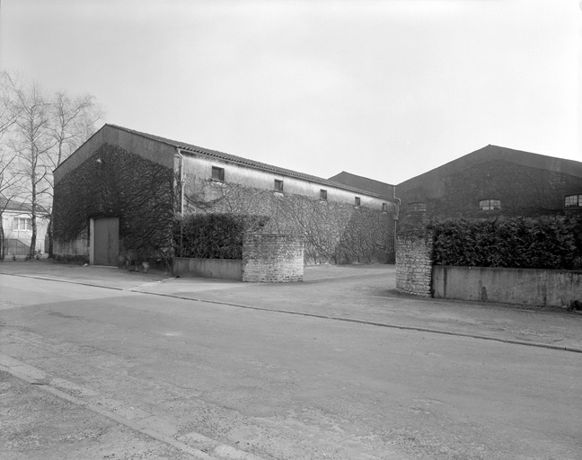 Chai Th. Hine et Cie, actuellement usine de mise en bouteilles L. Royer et Cie