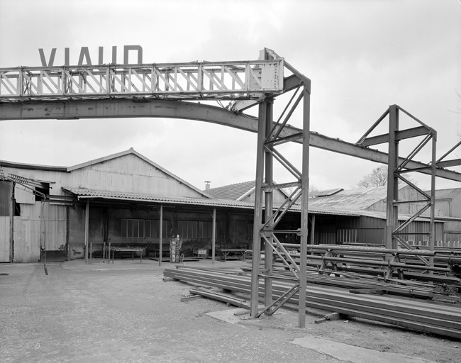 Aire de stockage du fer et façade sud.