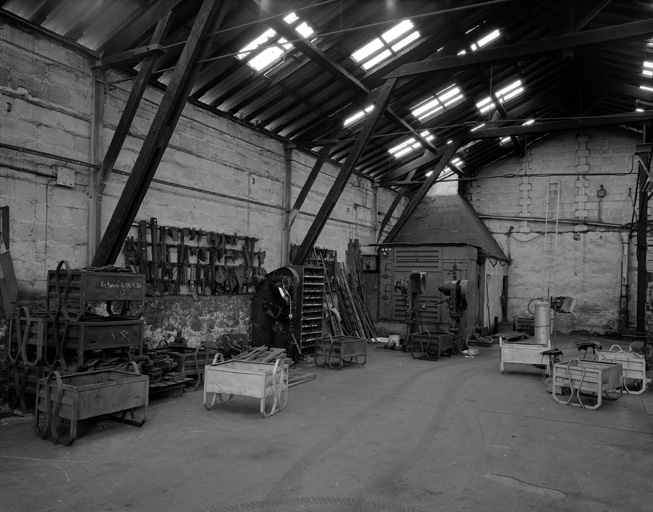 Salle de sciage, intérieur.
