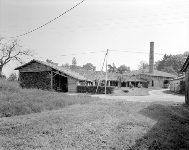 L'ensemble vue de la rue.