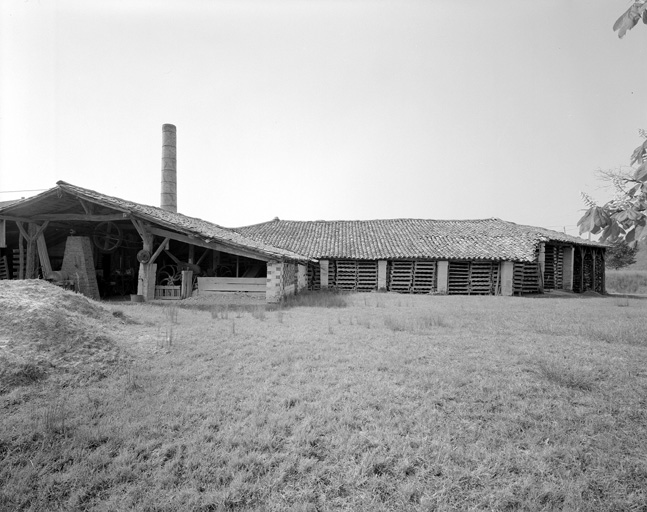 Atelier de fabrication et séchoirs  : extérieur.