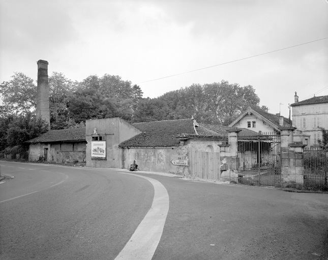 Cheminée et séchoirs, élévation sud.