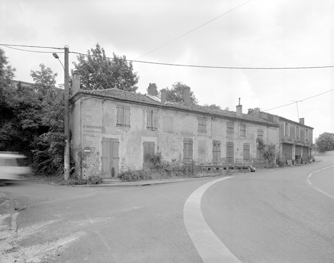 Logements d'ouvriers, façade sur rue.