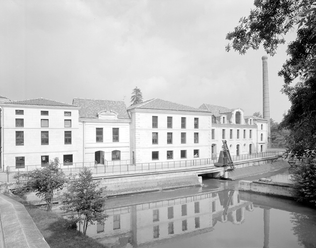 Façade est des moulins.