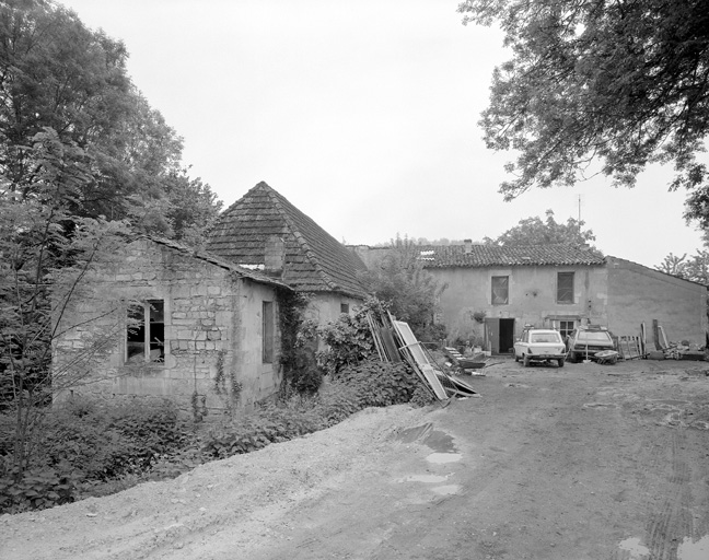L'ensemble vu de la rue.