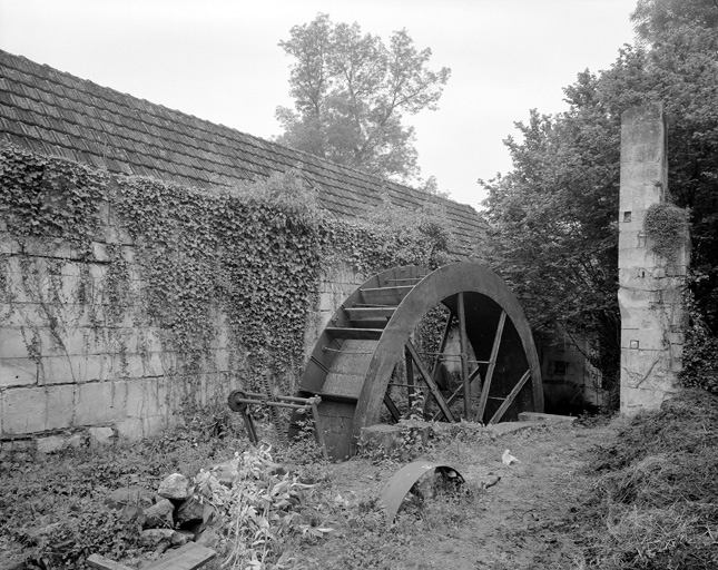 La roue hydraulique.