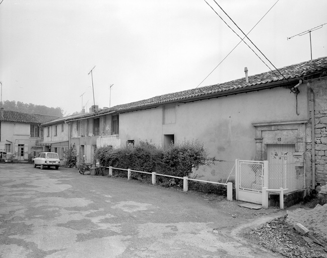 Logements d'ouvriers, façade sur cour.