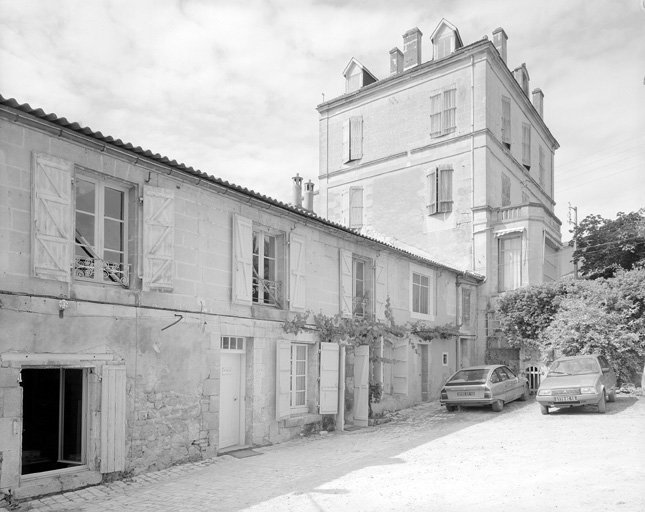 Bureaux et logement patronal, extérieur sur cour.
