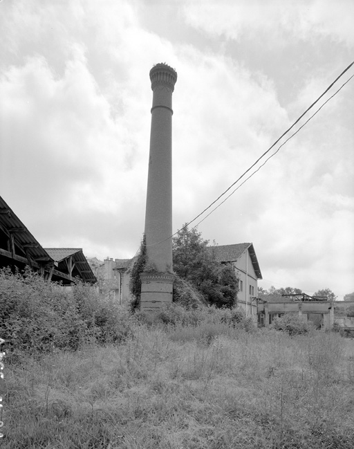 Cheminée et bâtiment de la chaudière.