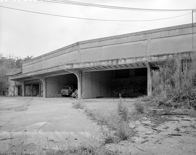 Garage donnant sur la cour.