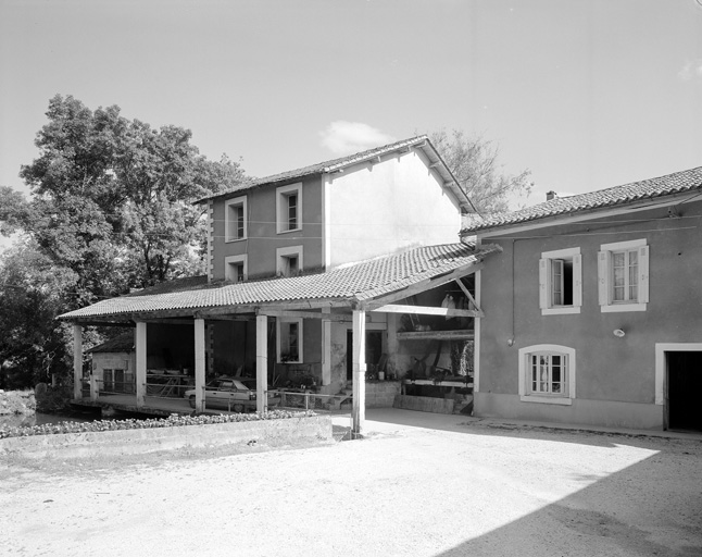 L'ensemble, vu de l'entrée.