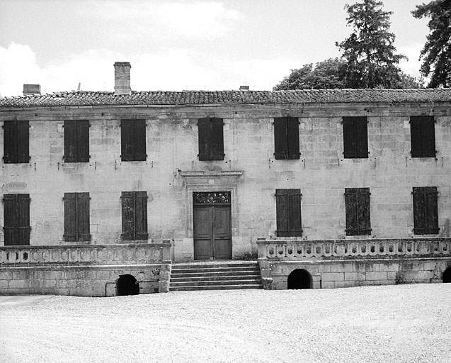 Bureau, élévation antérieure.