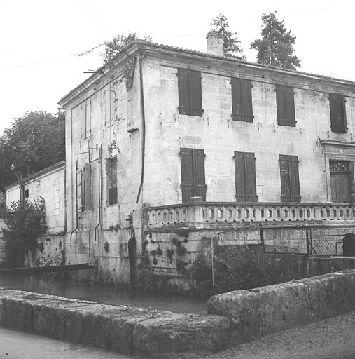 Entrée vers la cour fermée.