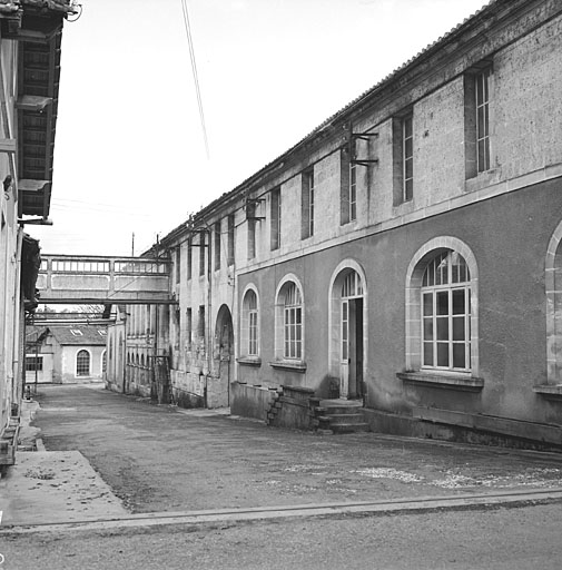 L'usine vue de l'entrée principale.