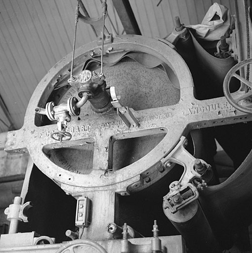 Détail de la machine à papier.