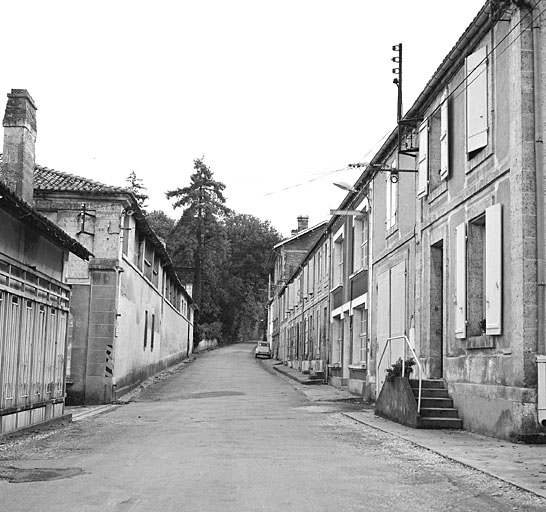 Logements d'ouvriers en face de l'usine.