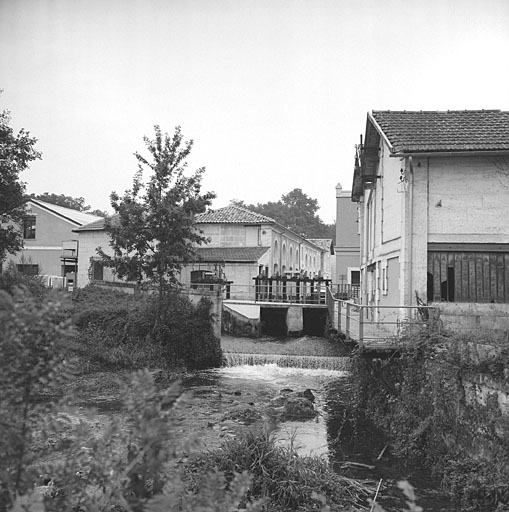 Barrage et ancienne salle de la machine à papier. Vue du nord.