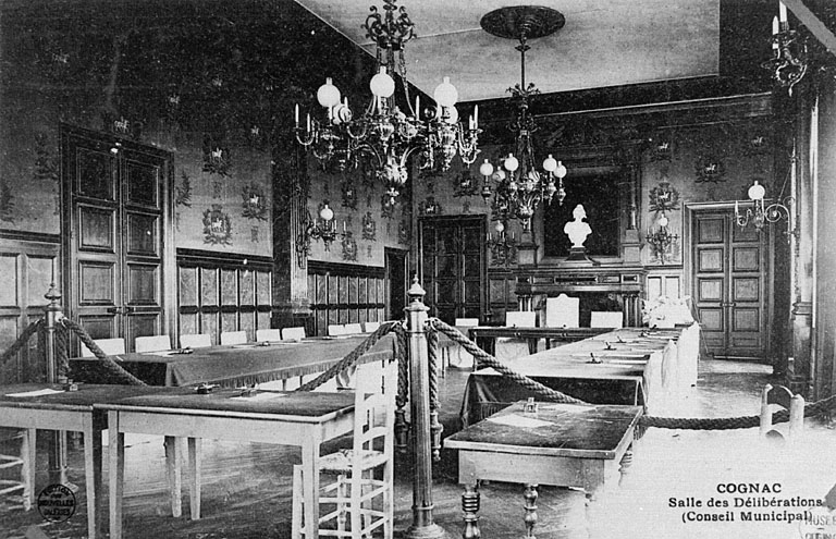 Intérieur, salle des délibérations du Conseil Municipal.