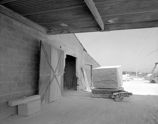 Un bloc calcaire de 3 tonnes.