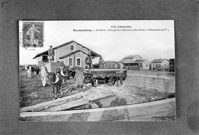Chargement de tuiles à la gare de Roumazières.