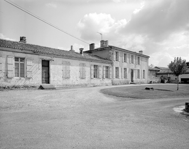 Bureaux et logement, vus de la cour.