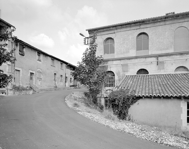 Une partie du bâtiment de la machine.