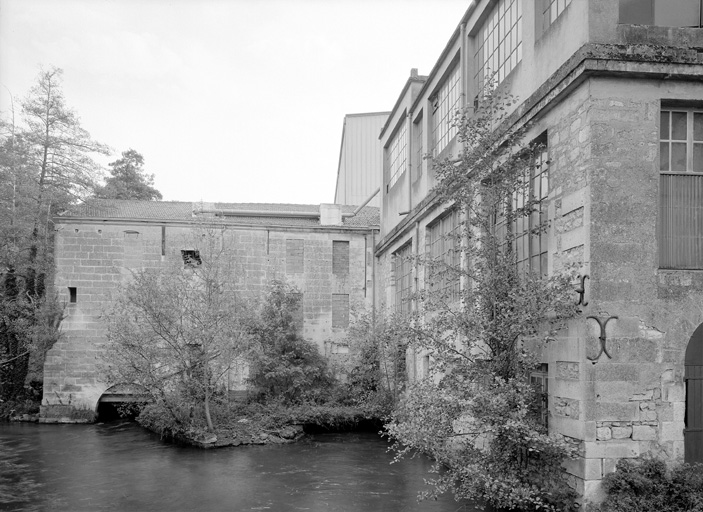 Bâtiment d'eau, vu de l'ouest.