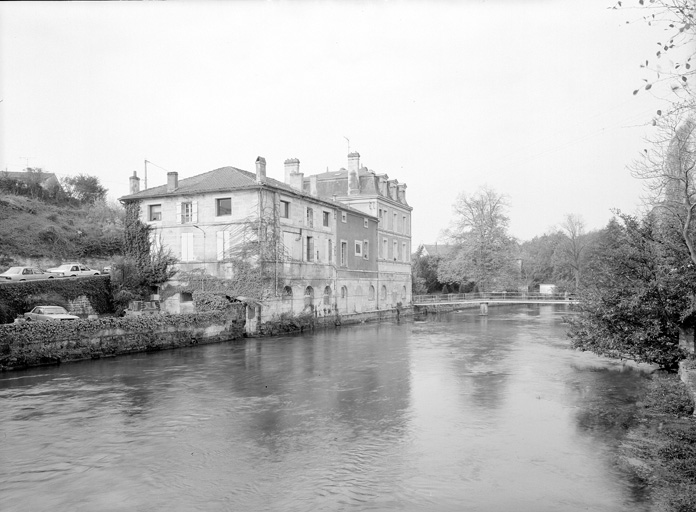Bureau et logement patronal, façade sur la rivière.