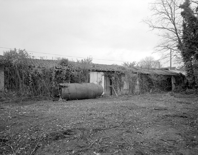 Extérieur du seul bâtiment restant.