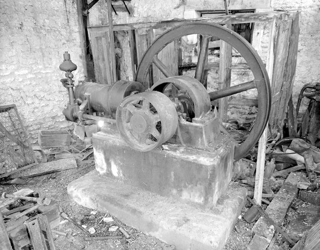 Intérieur  : moteur à gaz.